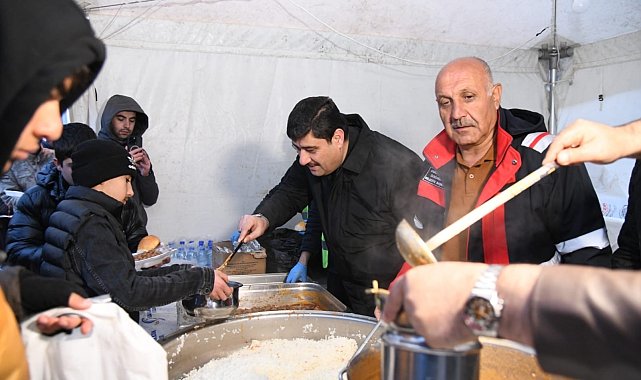 Deprem bölgesinde Kahramankazan Belediyesi'nden 4 bin kişilik iftar çadırı