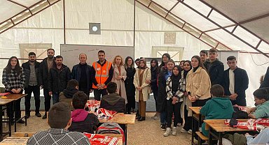Deprem bölgesinde sınava hazırlanan arkadaşlarını unutmadılar