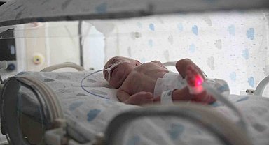 Deprem bölgesinden Mersin'e getirilen bebekler, DNA eşleşmesi ile ailelerine teslim ediliyor