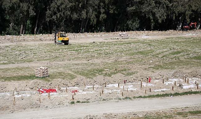 Deprem mezarlarına Türk bayrağı asıp, mezar taşlarını yaptırdılar