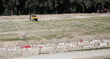 Deprem mezarlarına Türk bayrağı asıp, mezar taşlarını yaptırdılar