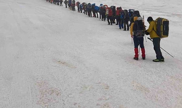 Deprem şehitlerini zirvede andılar