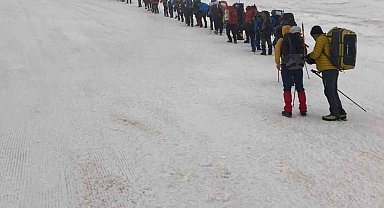 Deprem şehitlerini zirvede andılar
