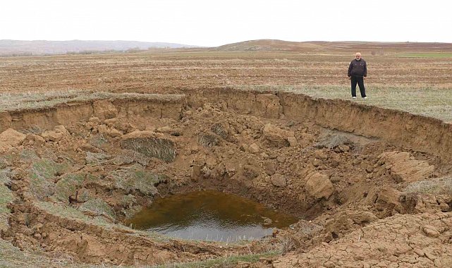 Deprem sonrası oluşan obruk, köylüyü tedirgin etti