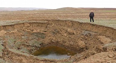 Deprem sonrası oluşan obruk, köylüyü tedirgin etti