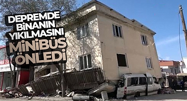 Depremde binanın yıkılmasını minibüs önledi