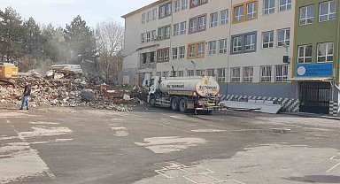 Depremde hasar alan okul, büyükşehir tarafından yıkılıyor