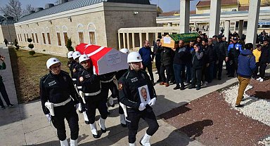 Depremde hayatını kaybeden polis memuru ve ailesi son yolcuğuna uğurlandı