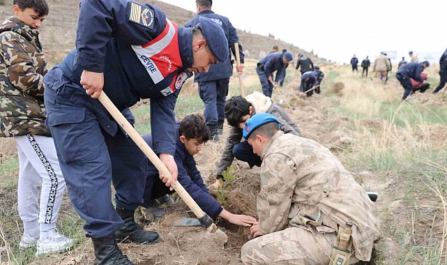 Depremde hayatını kaybedenler Aksaray'da fidan dikilerek anıldı