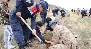 Depremde hayatını kaybedenler Aksaray'da fidan dikilerek anıldı