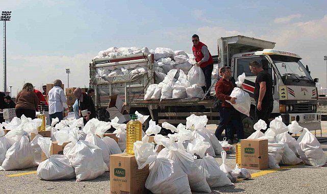 Depremzede aileler için gönüllü kurye oldular