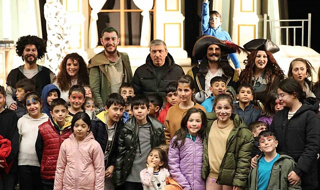 Depremzede aileler ve çocuklar tiyatro ile moral buldu