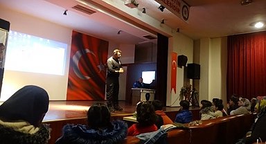 Depremzede çocuklar Hacivat Karagöz Oyunu ile keyifli vakit geçirdi