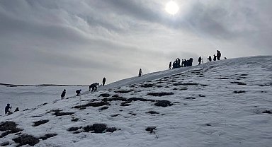 Depremzede çocuklar karda kayarak moral buldu
