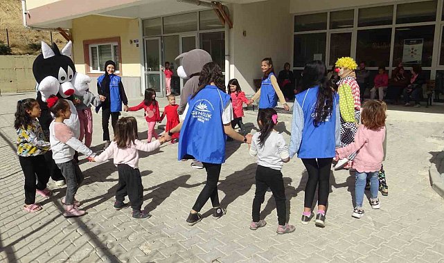 Depremzede çocuklarından afetin izlerini oyunla silmeye çalışıyorlar
