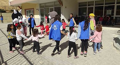 Depremzede çocuklarından afetin izlerini oyunla silmeye çalışıyorlar