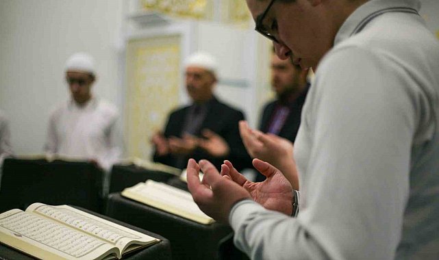 Depremzede dedenin ağlayarak yaptığı hatim talebini yerine getirdiler