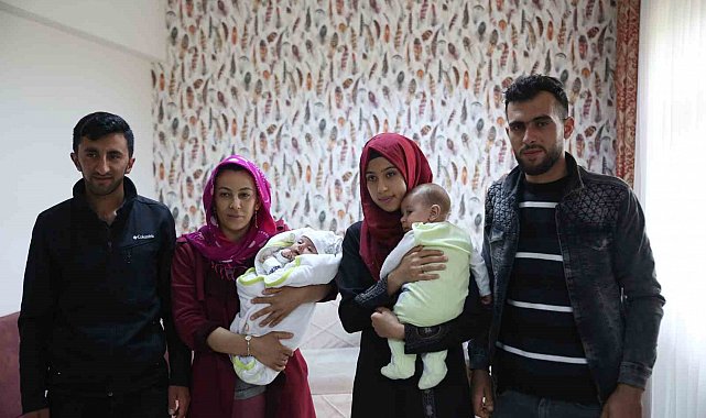 Depremzede iki aile 39 gün sonra bebeklerine kavuştu