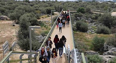 Depremzede kadınlar Mersin'in tarihi ve kültürel yerlerini gezdi