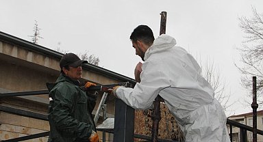 Depremzede kardeşleri için sınıf yapıyorlar