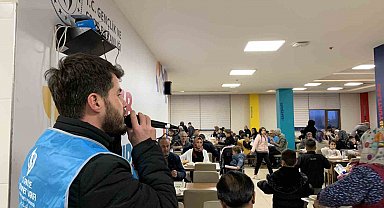 Depremzedeler memleketlerinden uzakta ilk iftarlarını yaptı