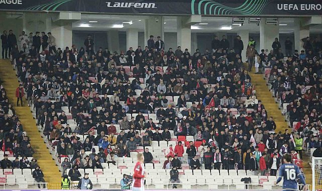 Depremzedeler Sivasspor-Fiorentina maçını ücretsiz izledi