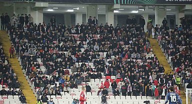 Depremzedeler Sivasspor-Fiorentina maçını ücretsiz izledi