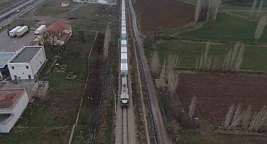 Depremzedelere giden yaşam konteynerleri Kayseri'den geçti