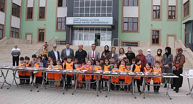 Depremzedeli öğrencilere 'şehrimize hoş geldiniz' pastası