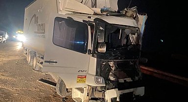 Direğe çarpan kamyonun sürücüsü ağır yaralandı