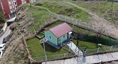 Dışarıdan bakan ev sanıyor, içerisinde ise bir emirin kabri bulunuyor