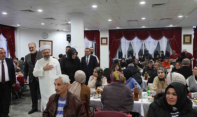 Diyanet İşleri Başkanı Erbaş, depremzede vatandaşlarla iftar sofrasında buluştu