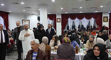 Diyanet İşleri Başkanı Erbaş, depremzede vatandaşlarla iftar sofrasında buluştu