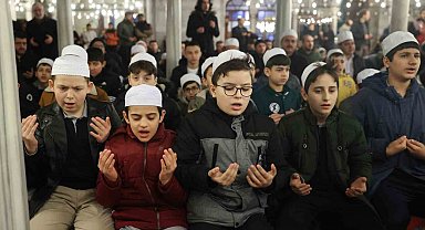 Diyanet İşleri Başkanı Erbaş imam hatipli gençlerle sabah namazında buluştu