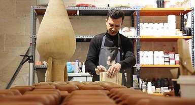 Doğadan elde ettiği malzemeleri sanata çeviriyor