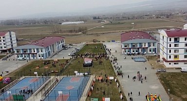 Doğan Aslan Bey KYK Yurdunda depremzede çocuklar için panayır alanı kuruldu