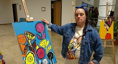 Duygularını tuvale döken down sendromlu Fidan, resim sergisinden elde ettiği geliri depremzedelere bağışlayacak