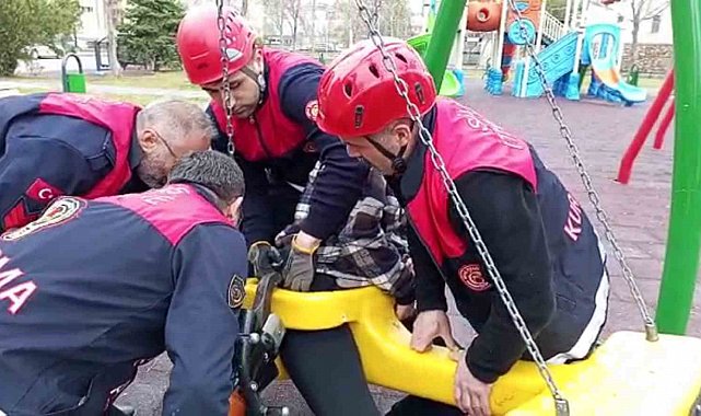 Eğlenmek için bindiği salıncak adeta kabusu oldu