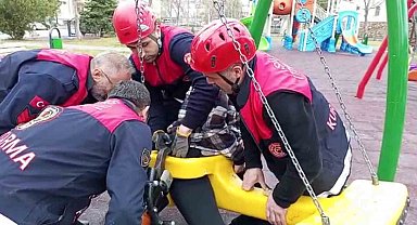 Eğlenmek için bindiği salıncak adeta kabusu oldu