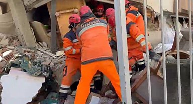 Elini tutup 'abi beni bırakma' dedi, 20 saatte kurtardılar