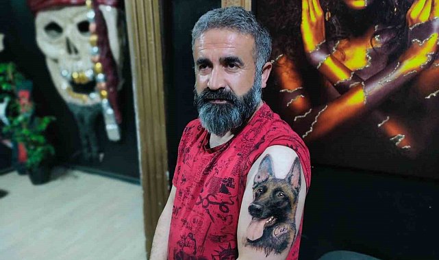Enkaz altında hayatını kurtaran köpeğin resmini vücudunda ömür boyu taşıyacak