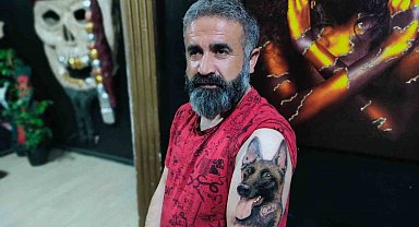 Enkaz altında hayatını kurtaran köpeğin resmini vücudunda ömür boyu taşıyacak