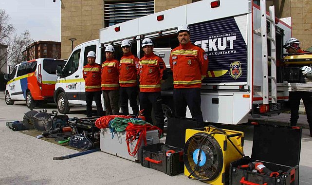 Enkazdan 40 kişiyi kurtaran CEKUT ekipleri yaşadıklarını anlattı