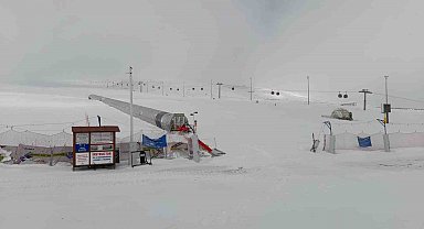 Erciyes'te kar yağışı turizmcileri sevindirdi