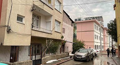 Eşini ve annesini öldürdükten sonra koltukta oturup polisi bekledi