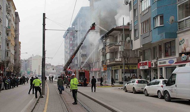 Eskişehir'de 2 katlı binada çıkan yangın paniğe neden oldu