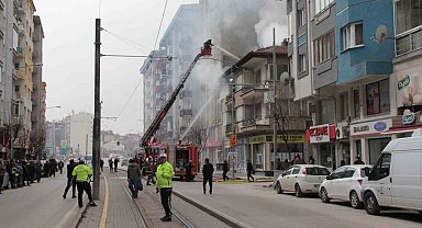 Eskişehir'de 2 katlı binada çıkan yangın paniğe neden oldu