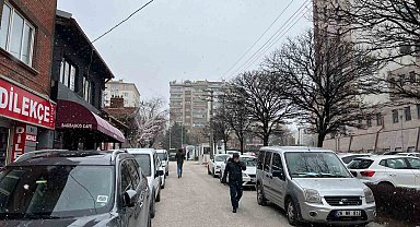 Eskişehir'de aniden bastıran kar yağışı etkili oldu