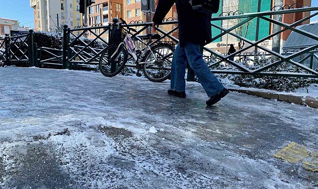 Eskişehir'de cadde ve sokaklar adeta buz pistine döndü
