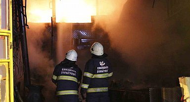 Eskişehir'de yangın: 2 dükkân kullanılamaz hale geldi